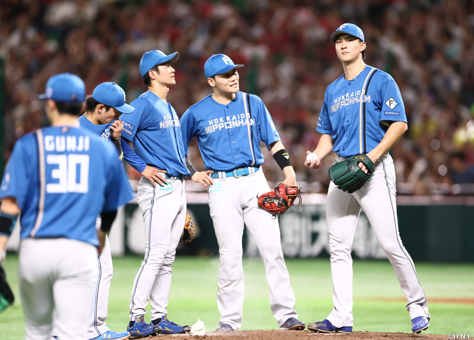 3回裏、マウンドに集まる選手たち