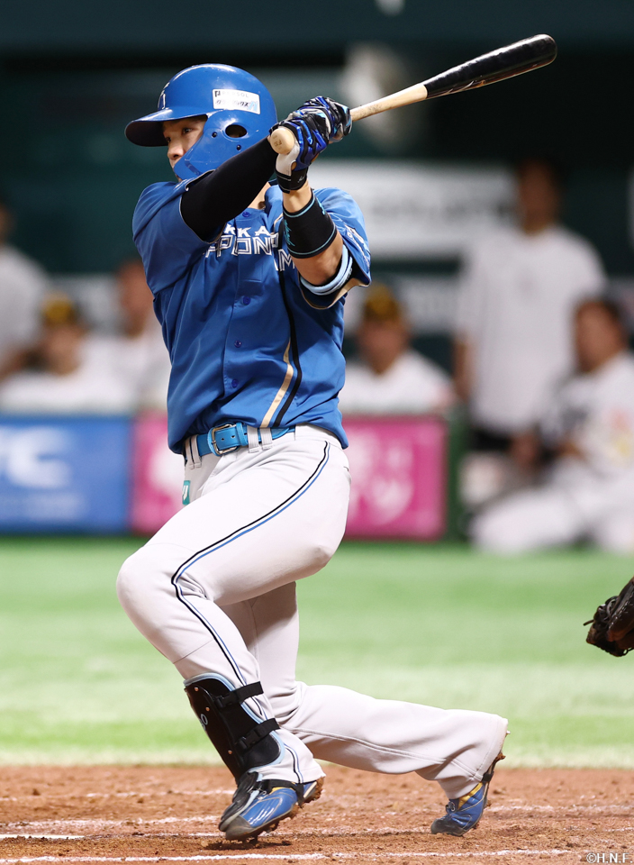 4回表、同点の適時二塁打を放つ郡司選手01