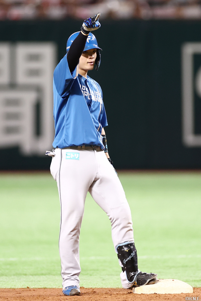 4回表、同点の適時二塁打を放つ郡司選手02