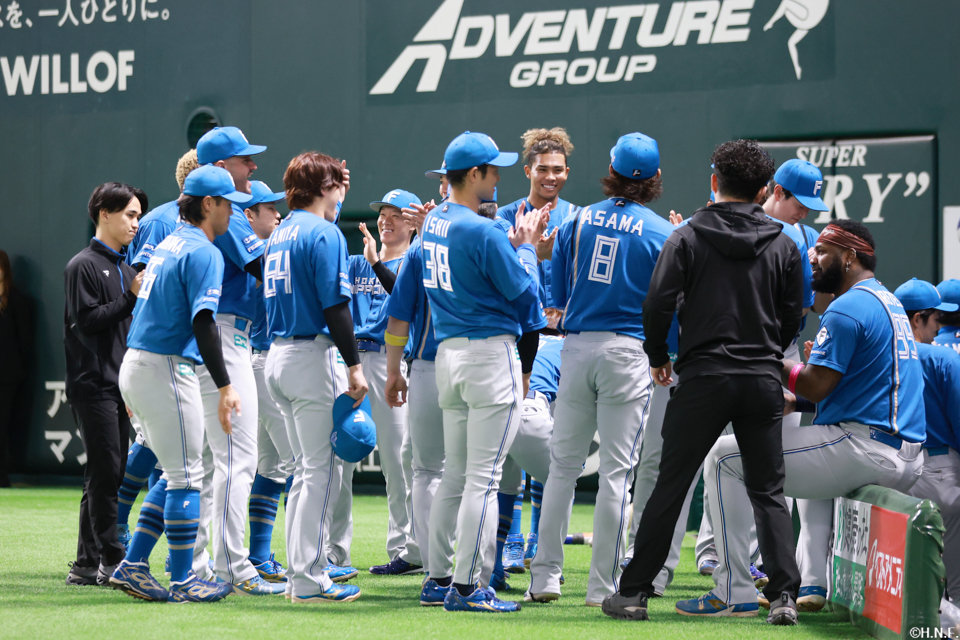 試合前、円陣を組む選手たち