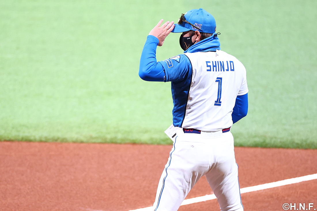 試合開始前の新庄監督01