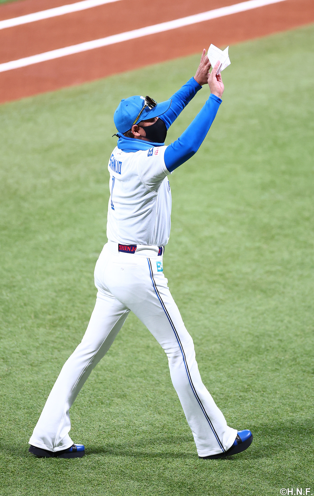 試合開始前の新庄監督02