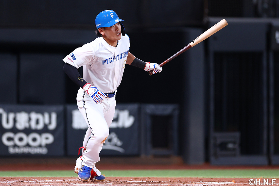 ヒットを打つ野村選手