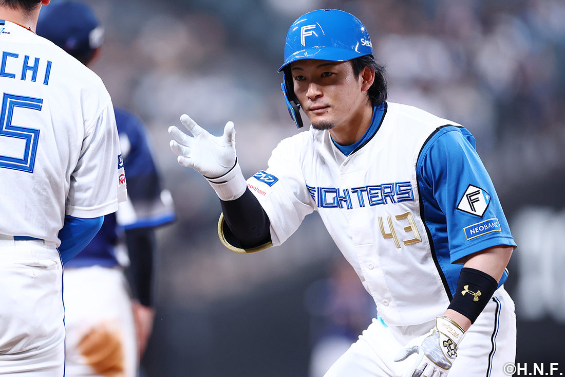 ヒットを喜ぶ水野選手