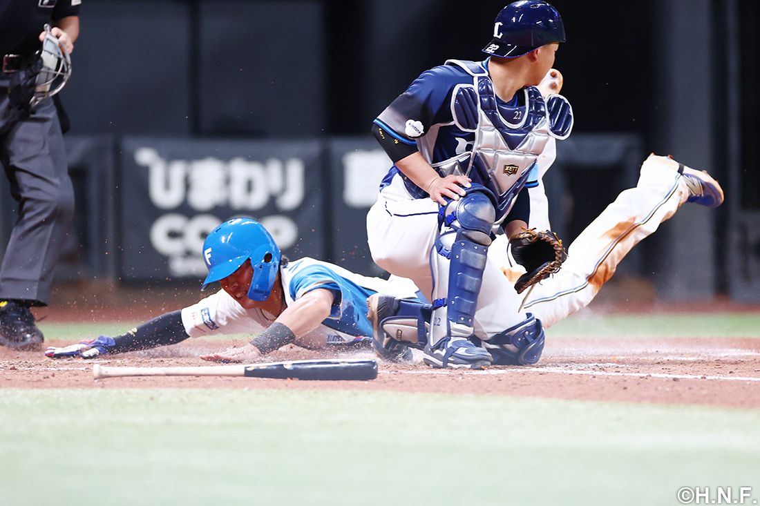 ヘッドスライディングをする野村選手