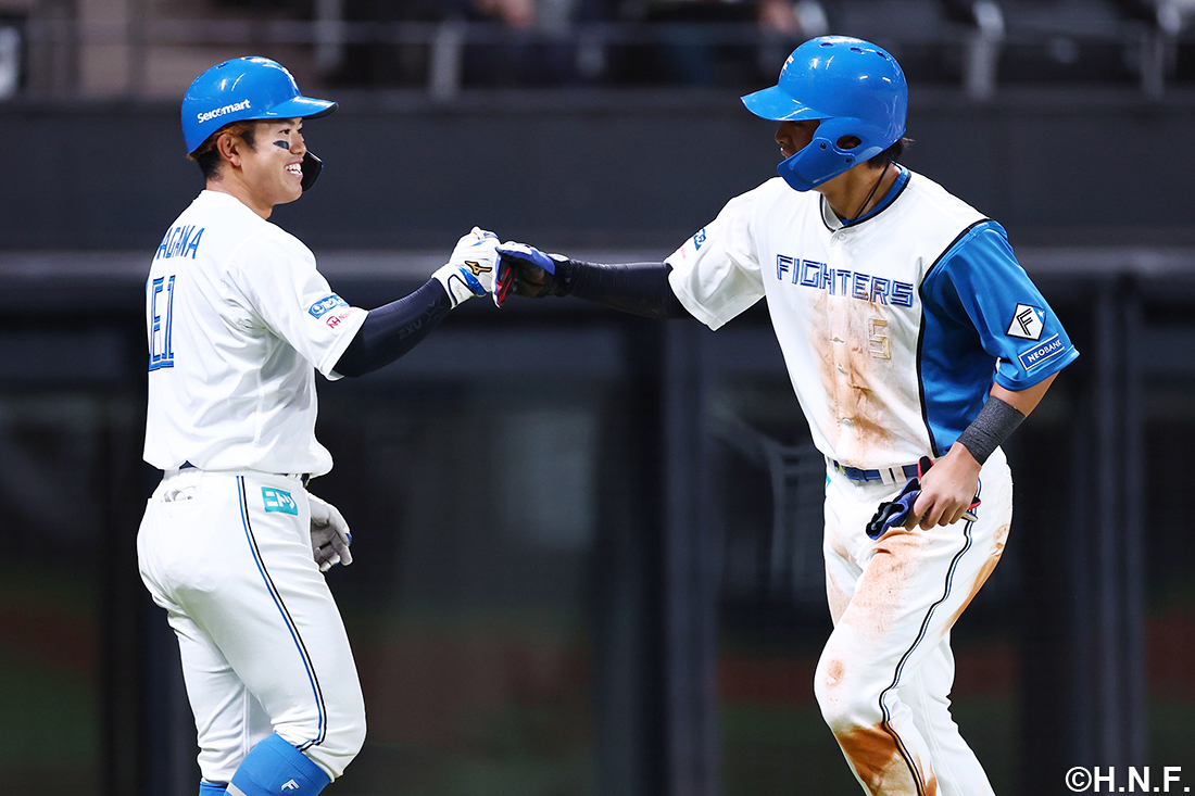 今川選手とグータッチを交わす野村選手