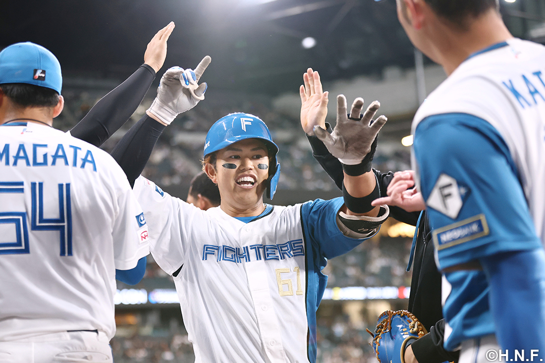 ホームランを喜ぶ今川選手02