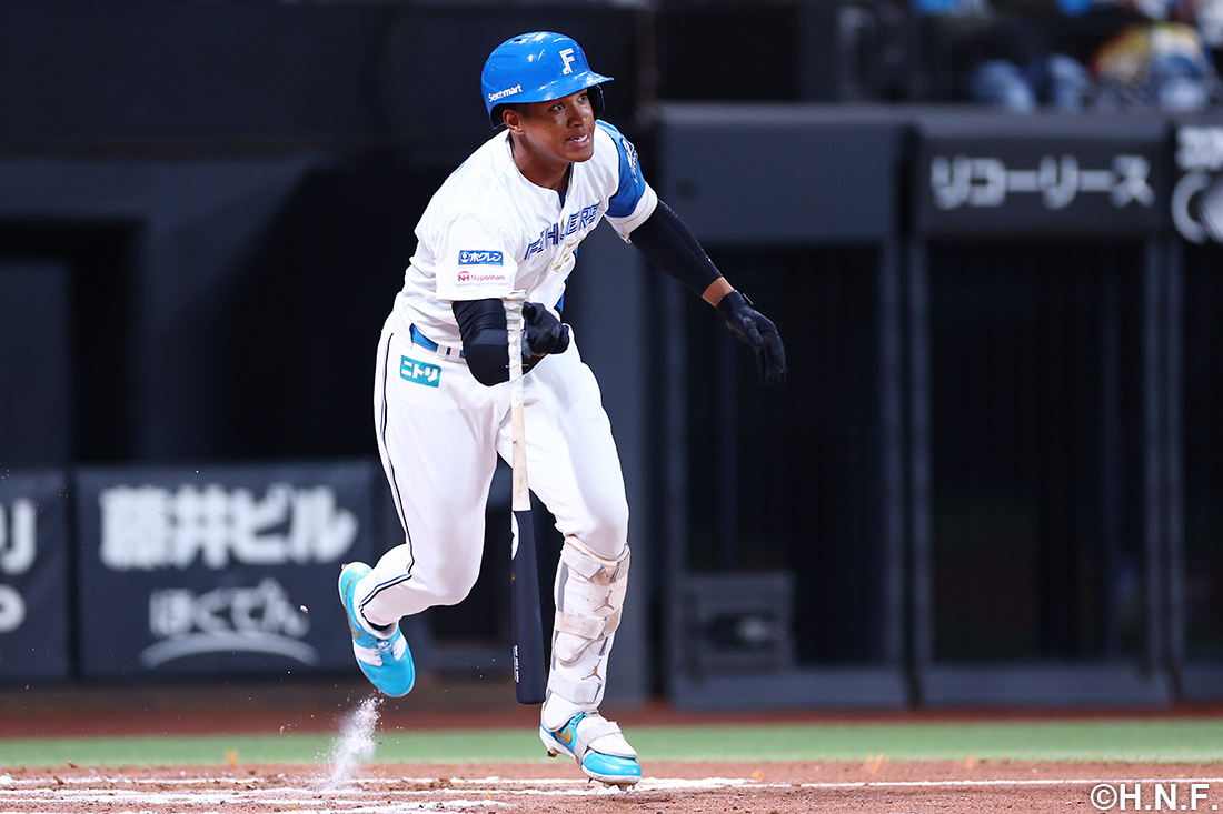 走り出す万波選手