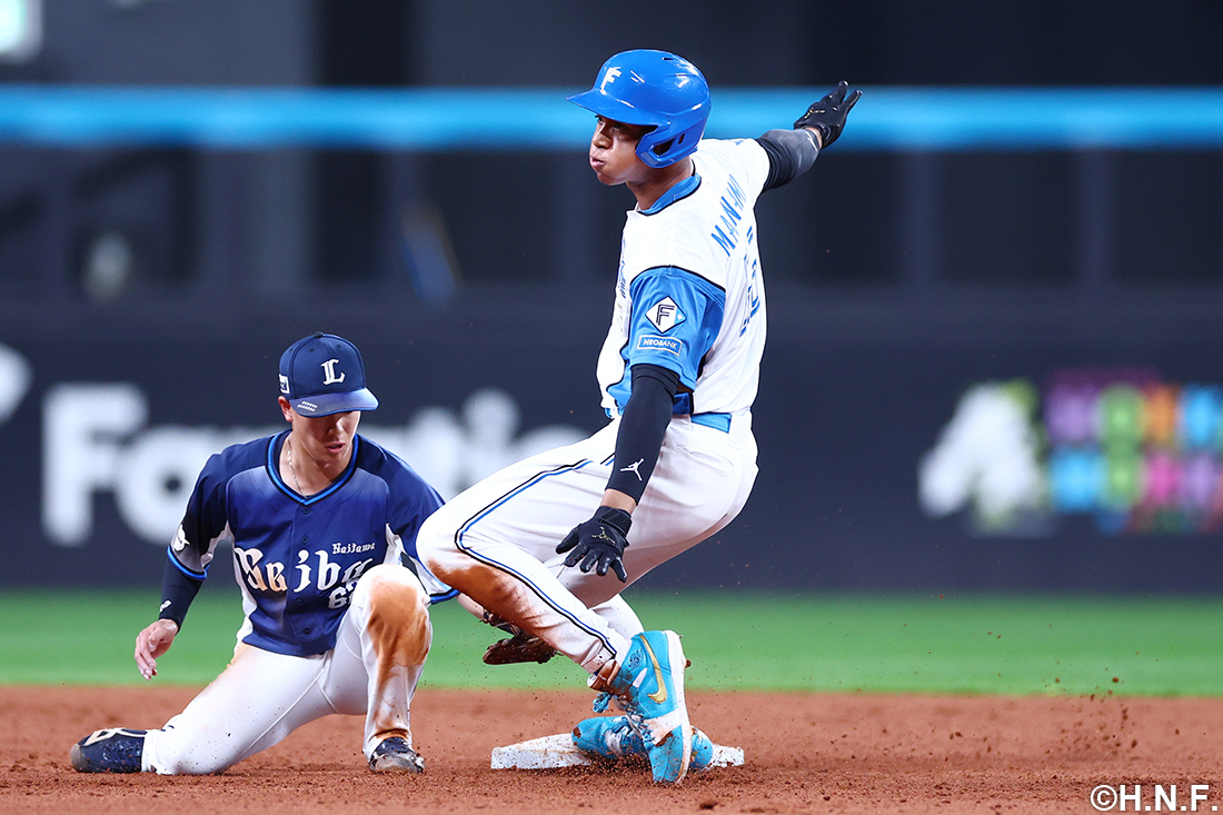 2塁に滑り込む万波選手