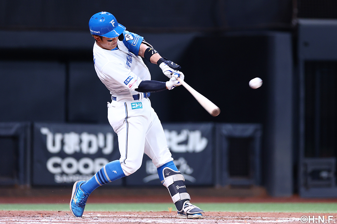 振り抜く今川選手