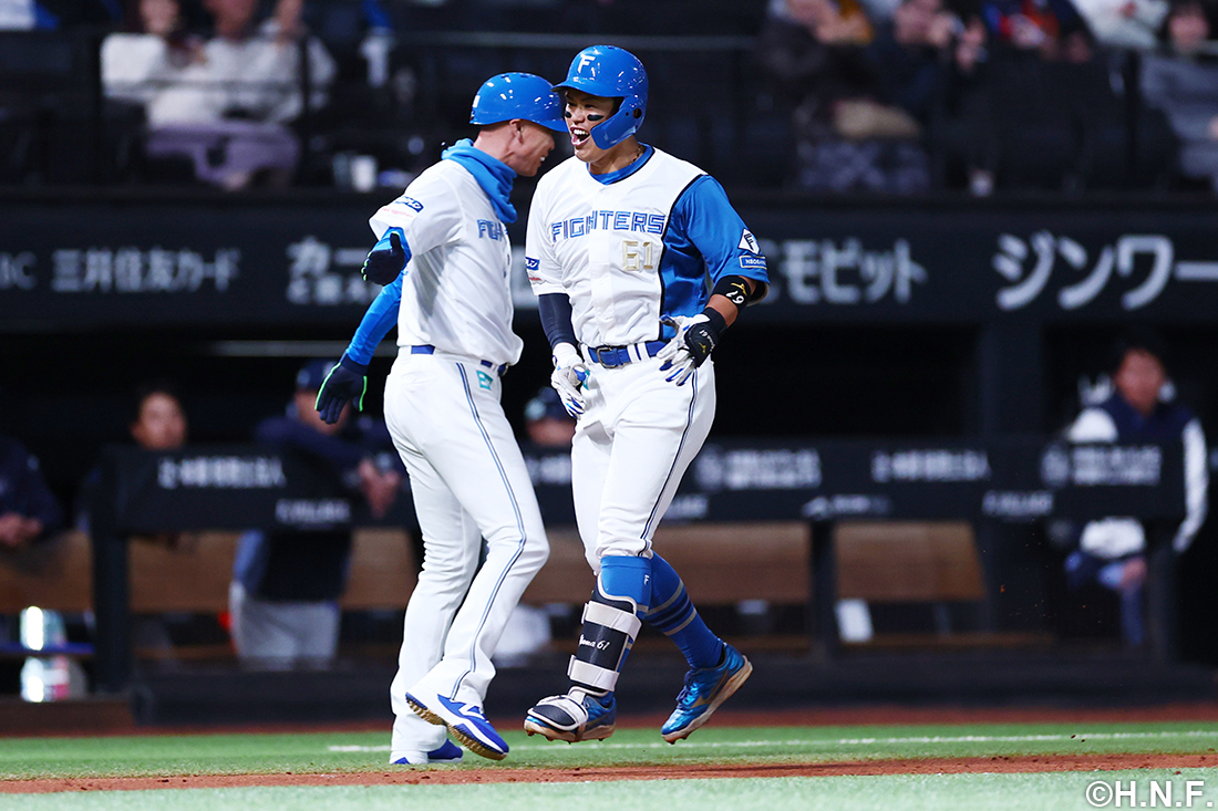 ホームランを喜ぶ今川選手01