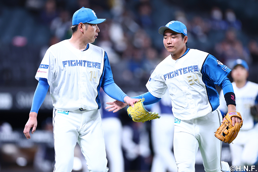 お互いを労う加藤投手と山縣選手