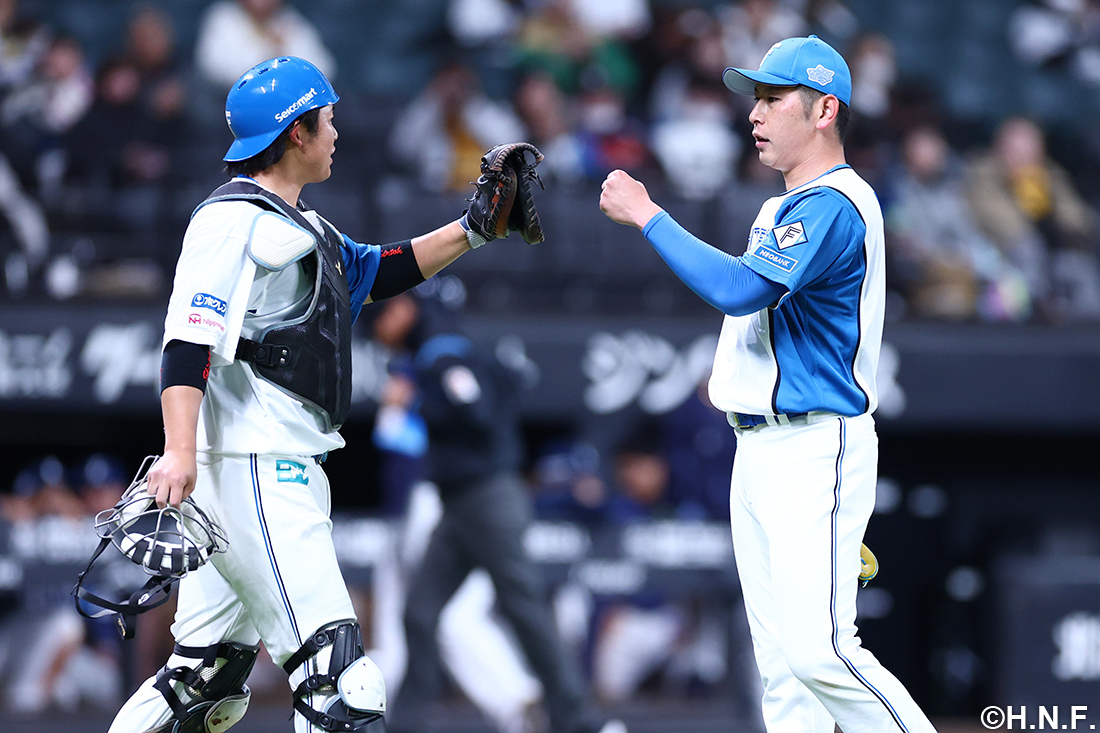 グータッチをする加藤投手と進藤選手