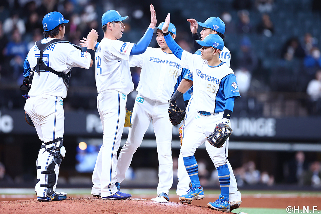 ハイタッチを交わし合う選手たち