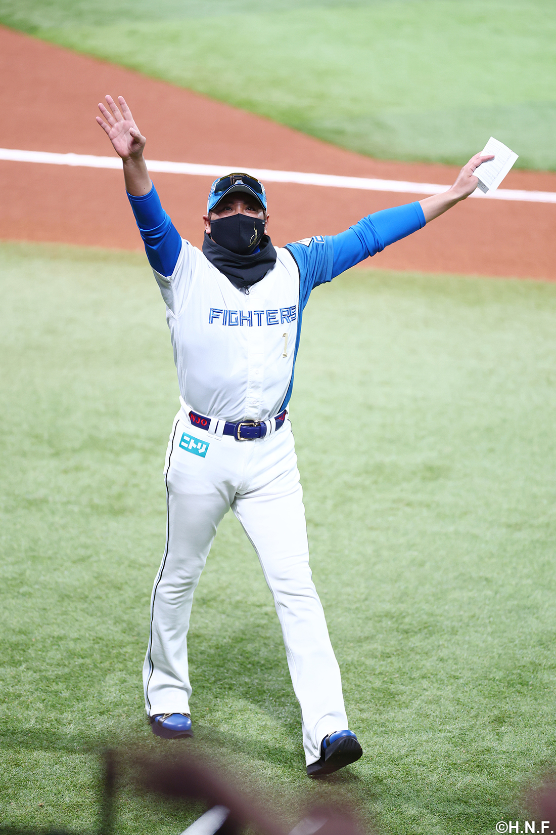 試合開始前の新庄監督01