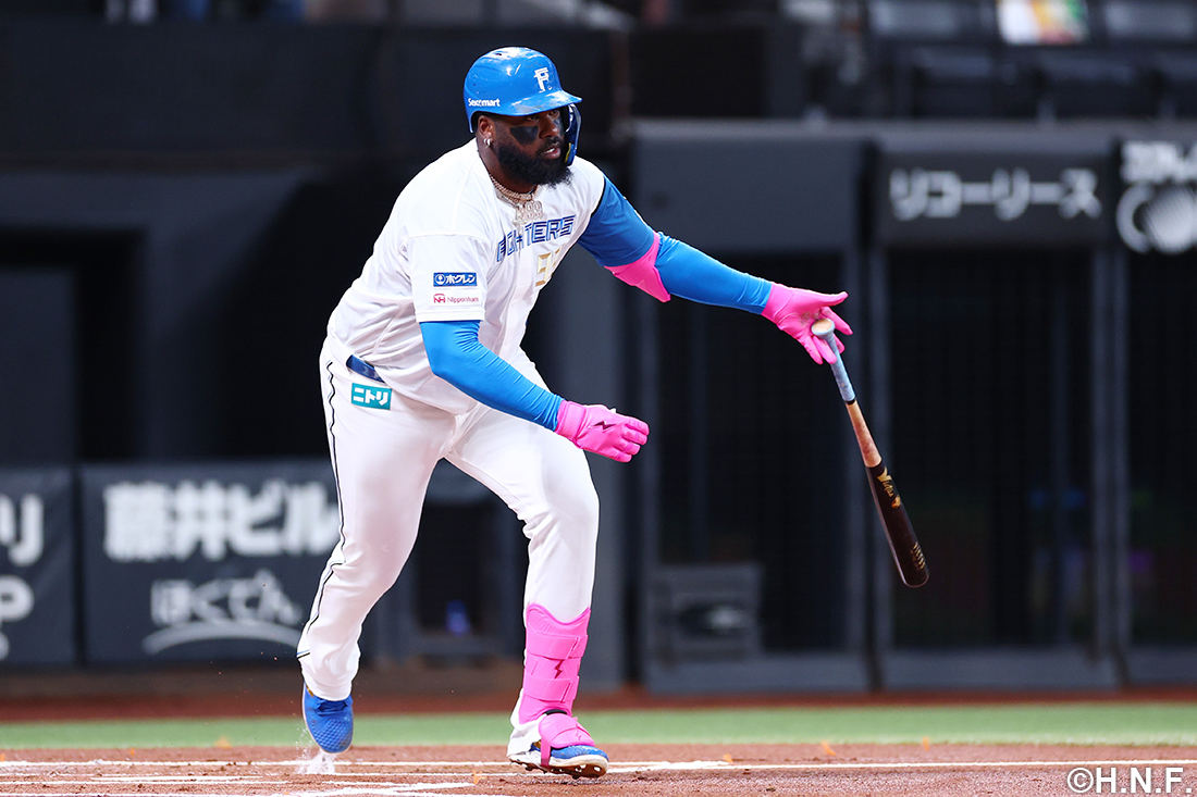 ヒットを打つレイエス選手