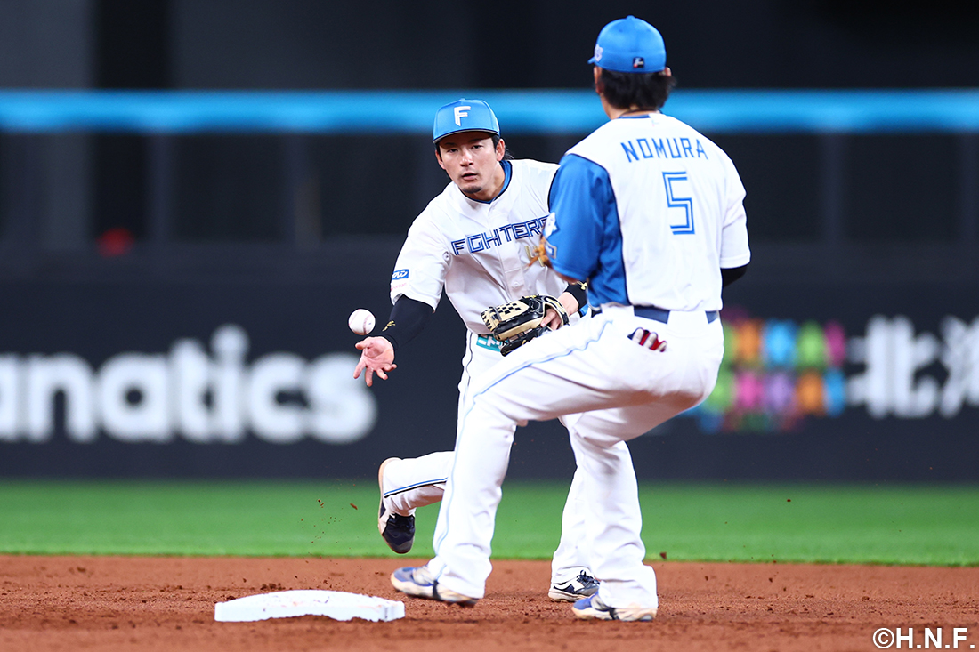 守備をする水野選手