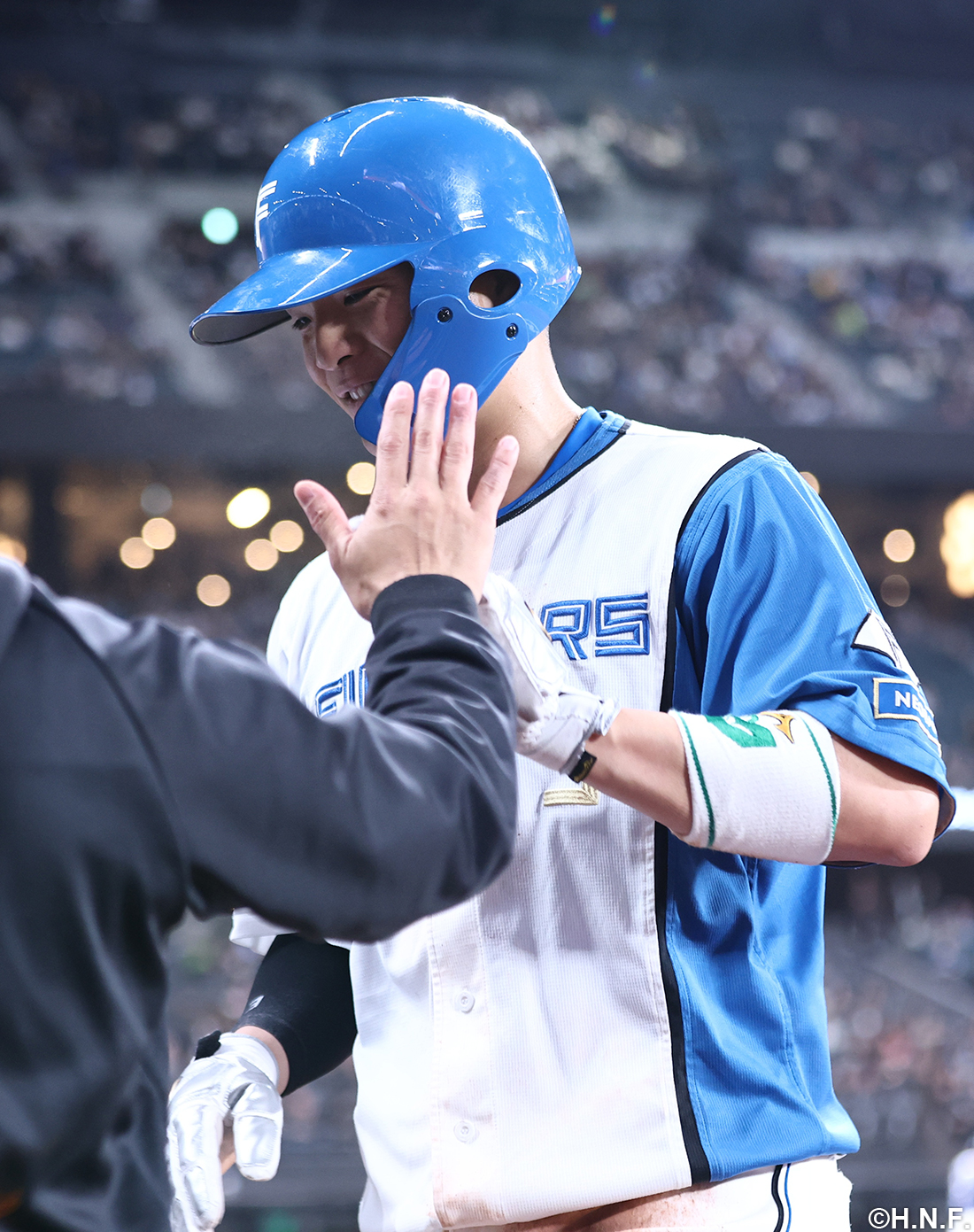 ハイタッチする郡司選手