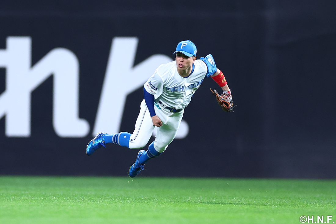 ホームへ送球する五十幡選手