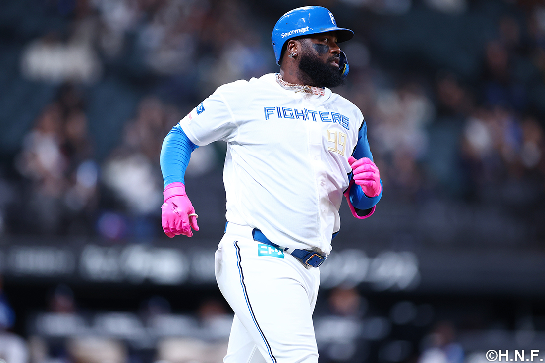 走るレイエス選手