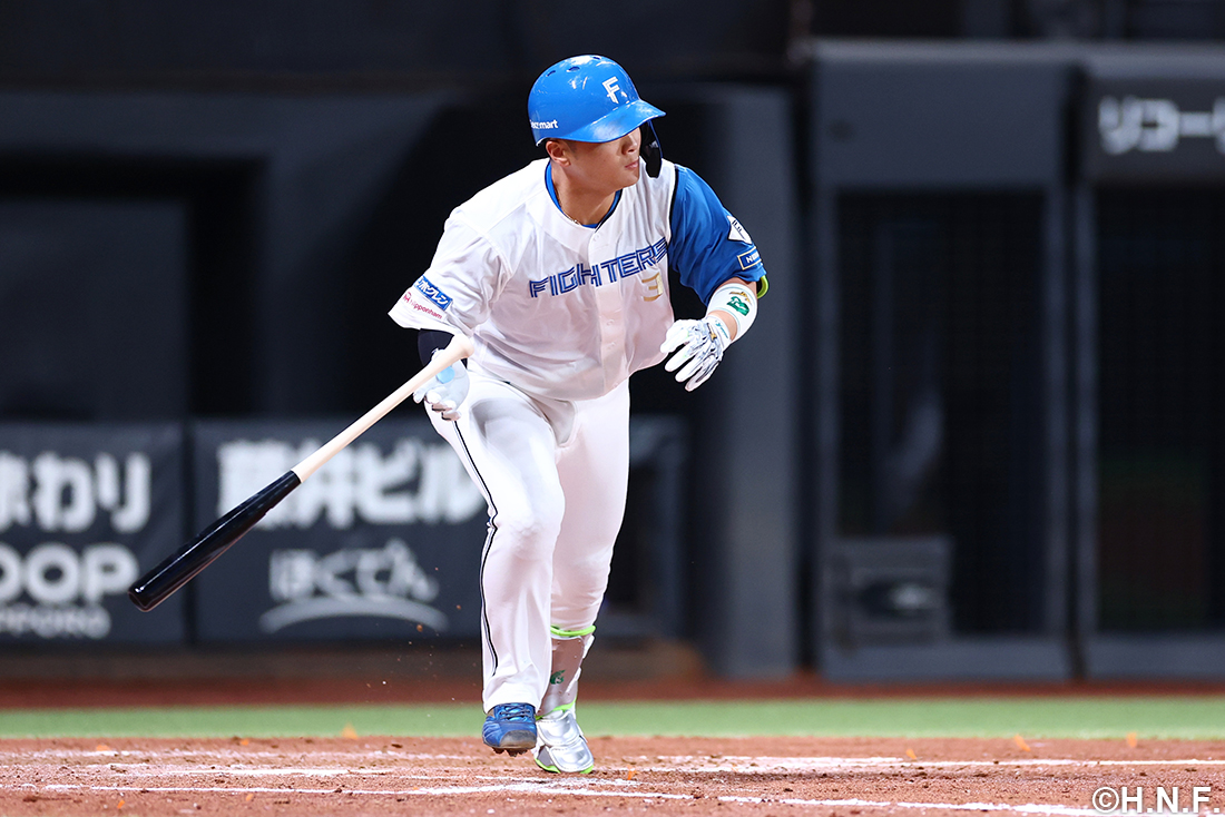 ヒットを打つ郡司選手