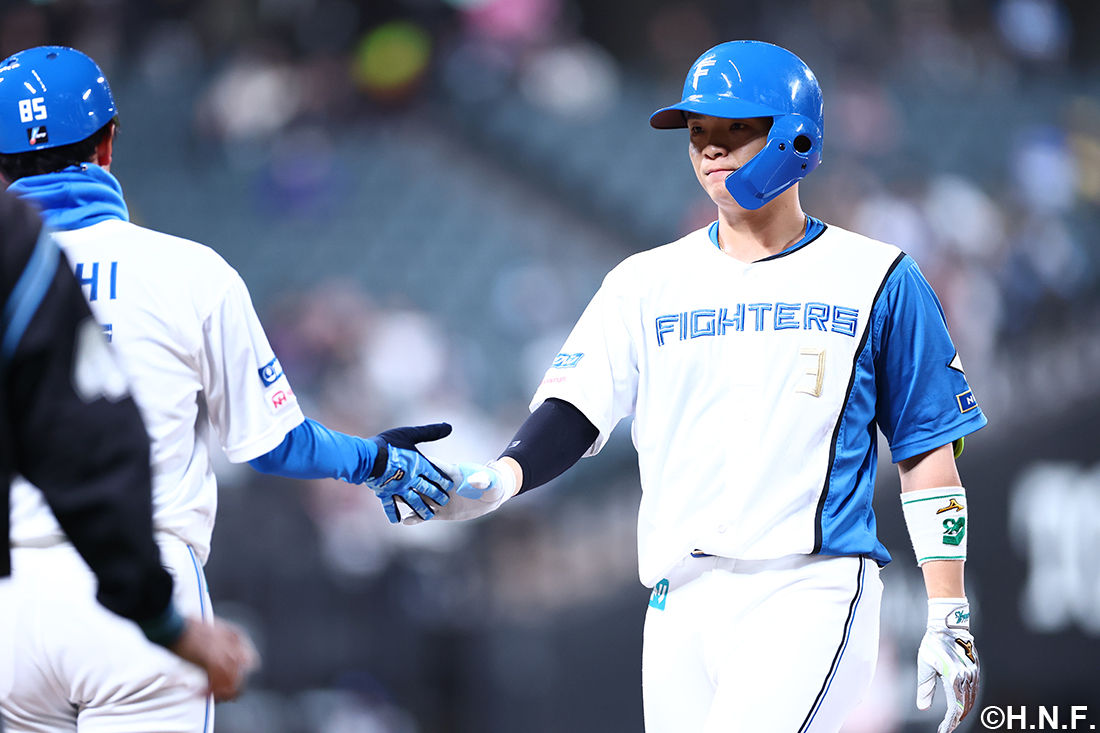 ヒットを打った郡司選手