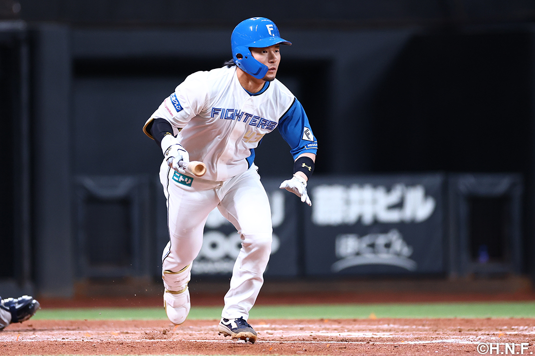 ヒットを打つ水野選手