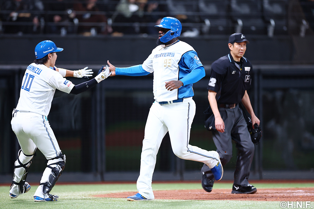 ホームに帰ってくるレイエス選手