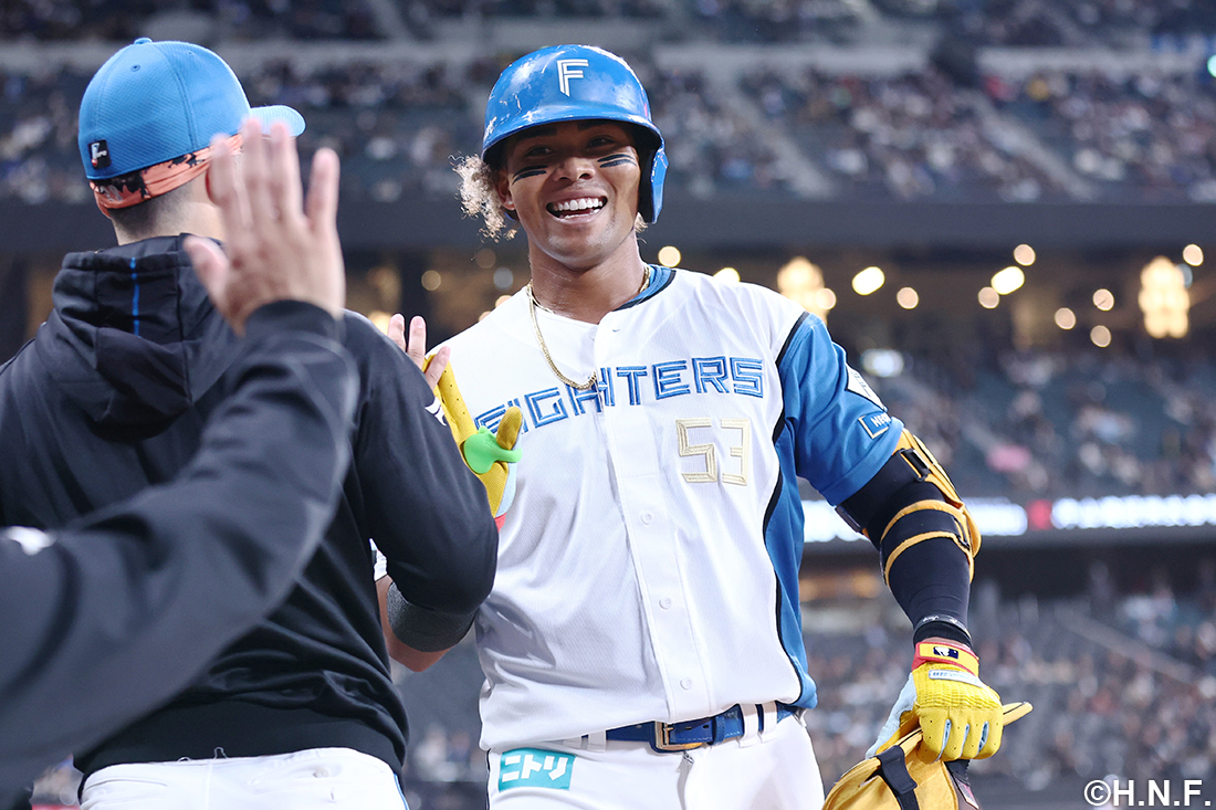 ハイタッチをする水谷選手