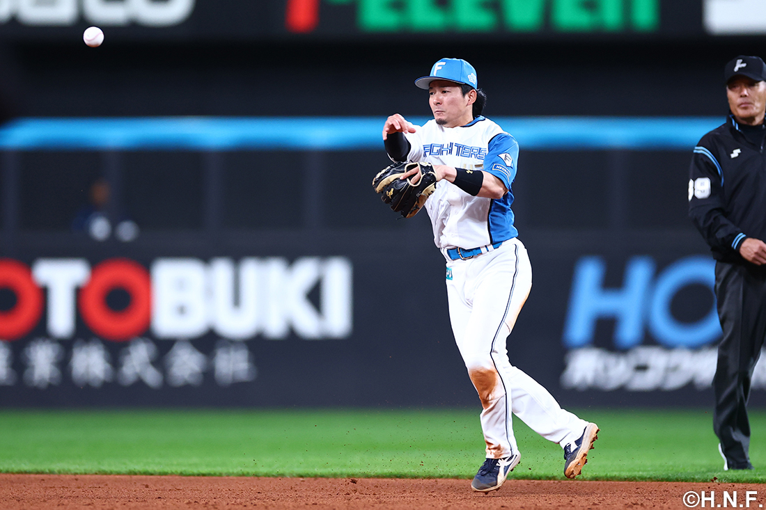 守備をする水野選手