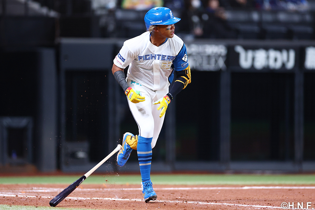 ヒットを打つ水谷選手