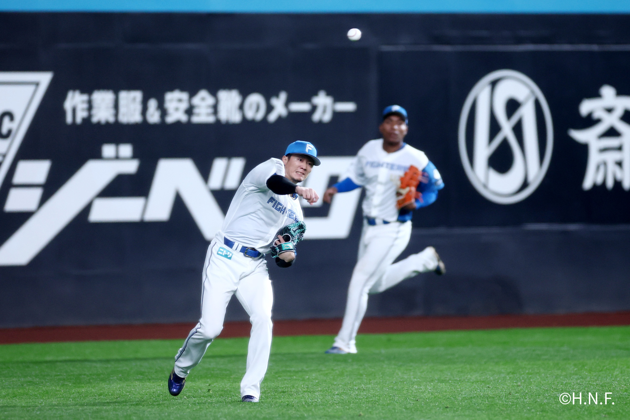 1回表、内野へ返球する西川選手