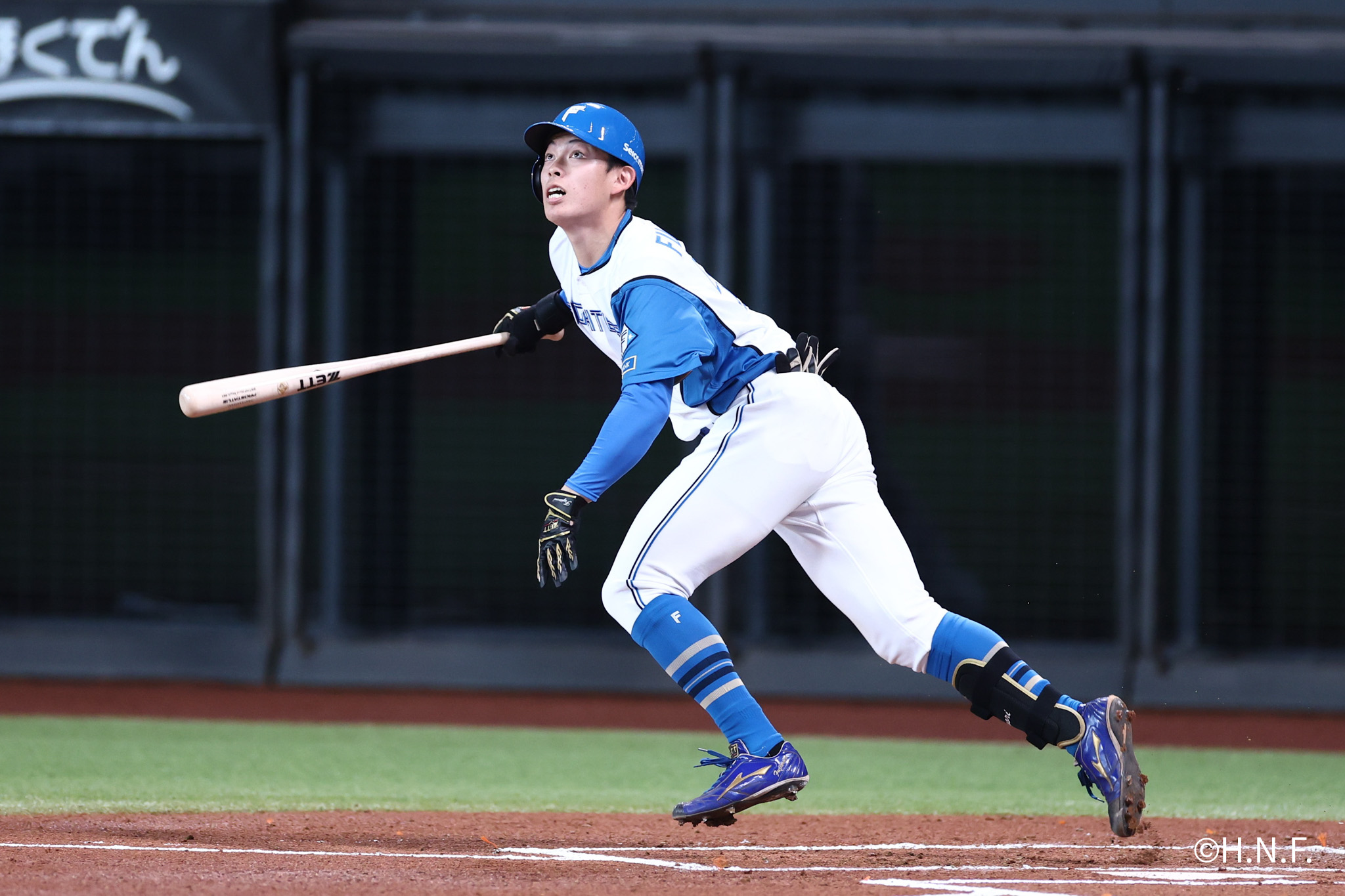 1回裏、内野安打を放つ藤森選手