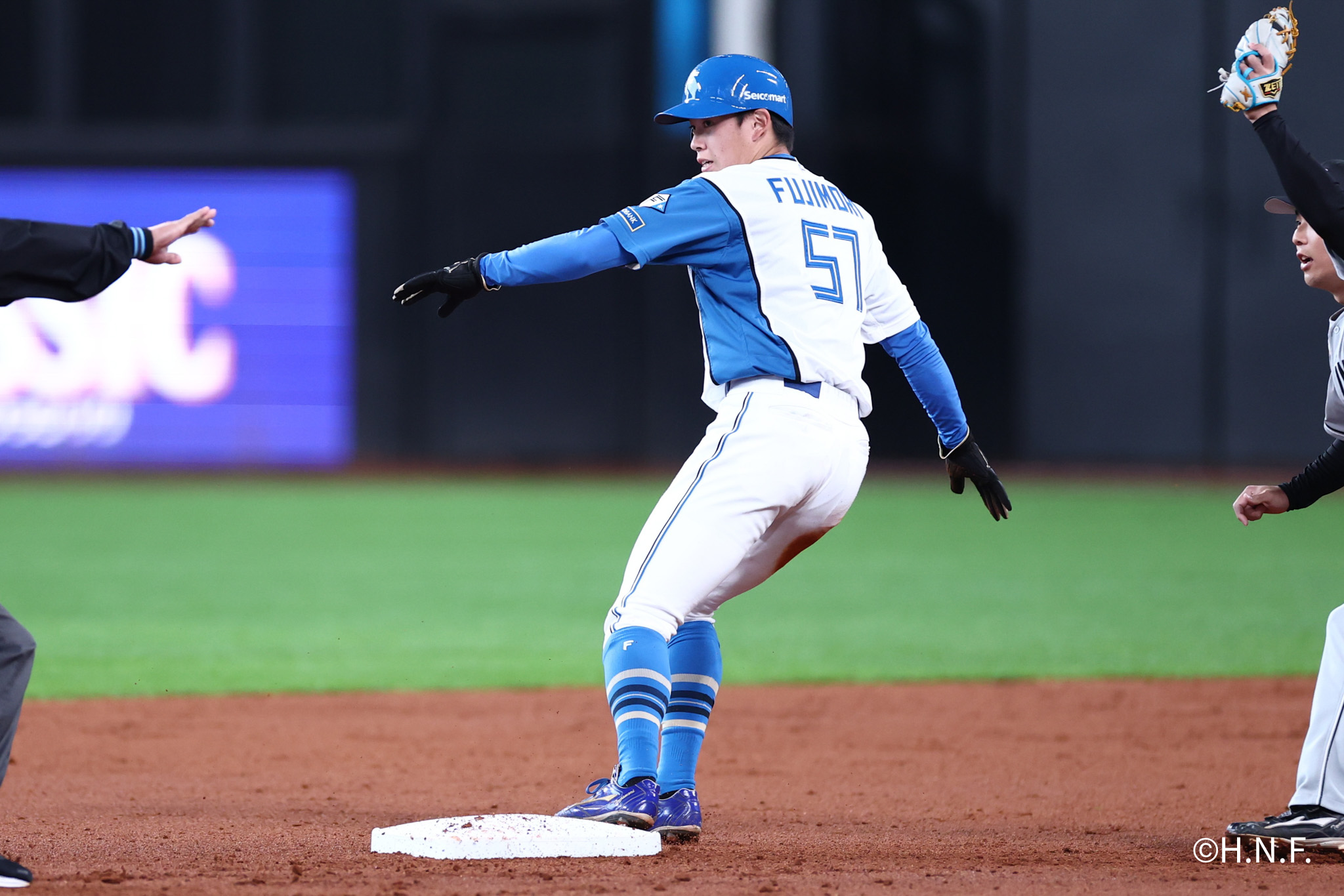1回裏、盗塁を決める藤森選手