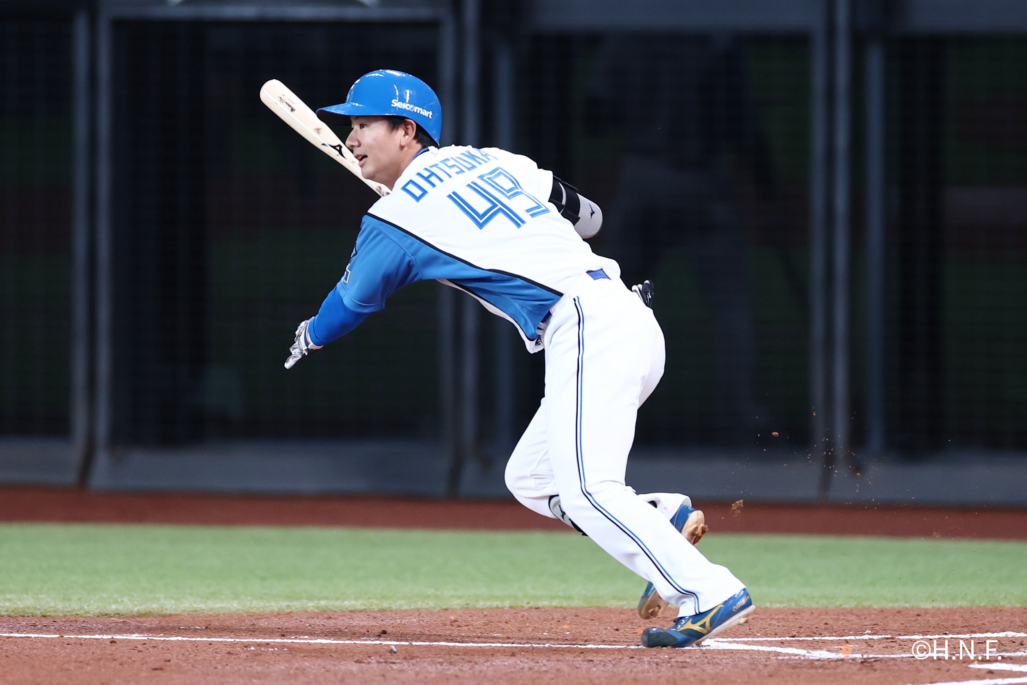 1回裏、遊ゴロに倒れる大塚選手