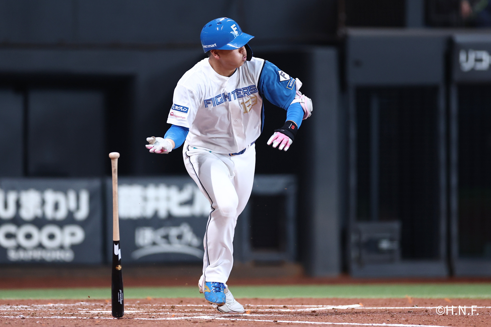 3回裏、先制の2点適時三塁打を放った常谷選手01