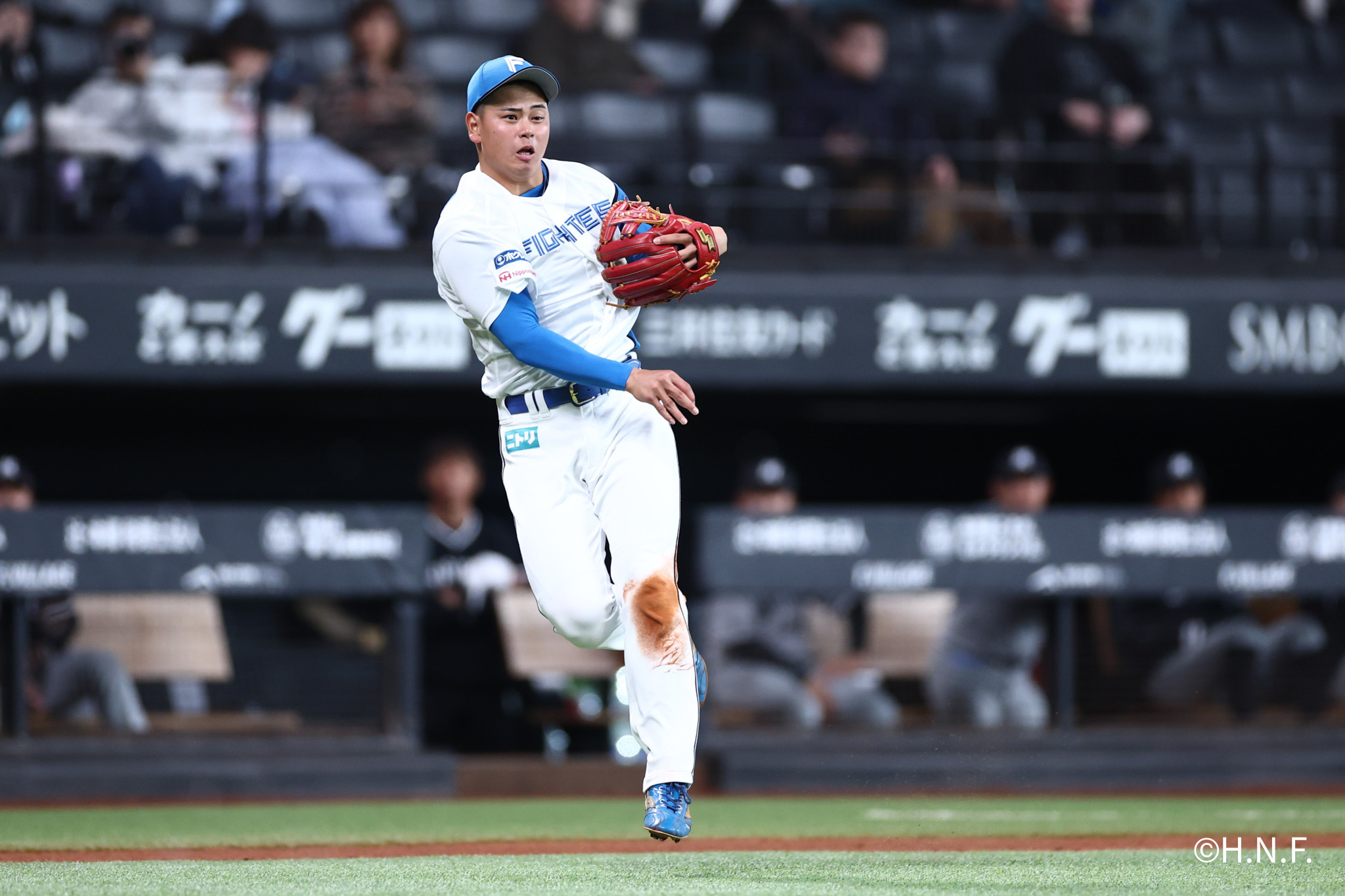 4回表、好守をみせる常谷選手