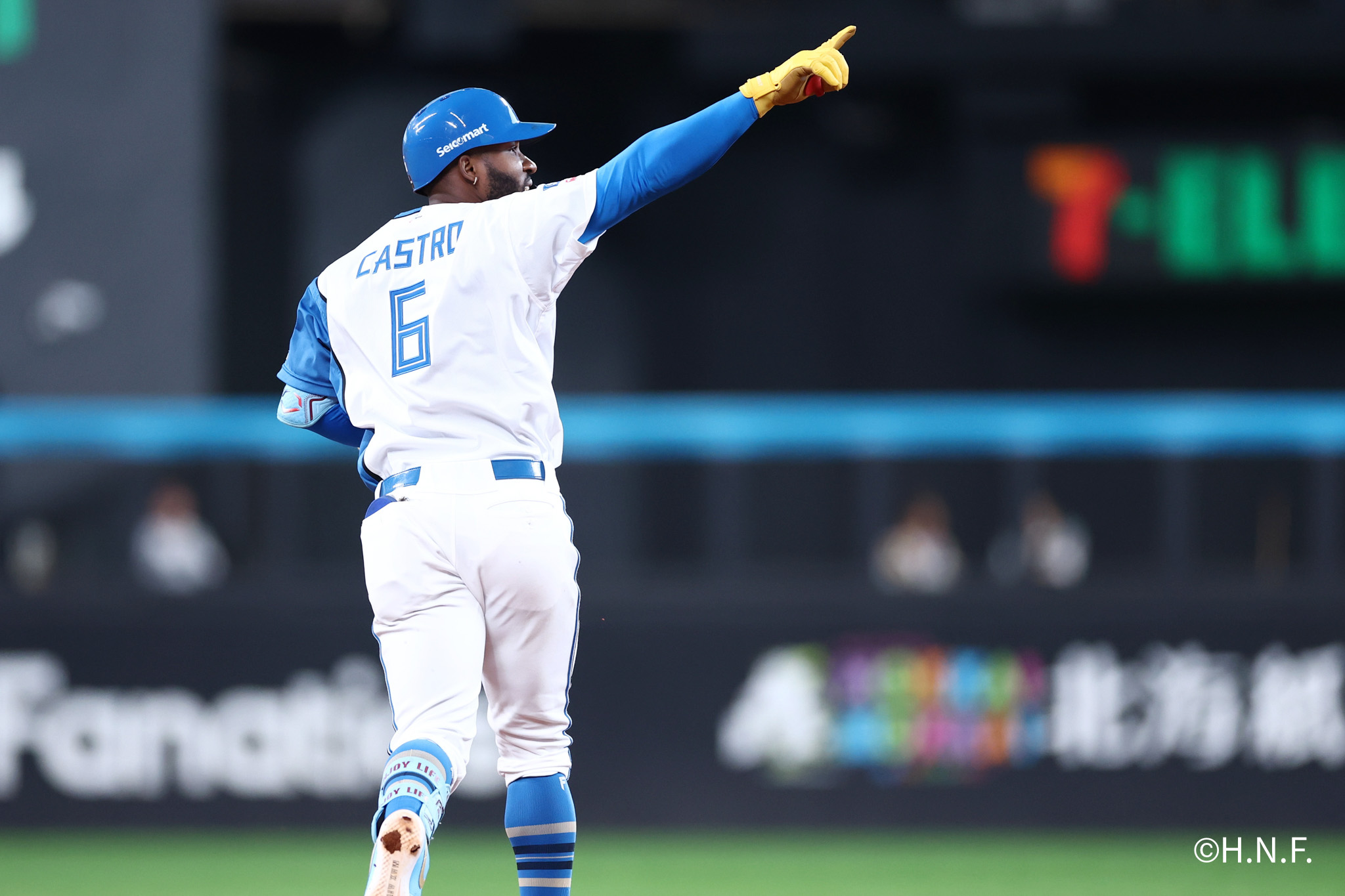 6回裏、レフトへ本塁打を放ったエドポロ選手02