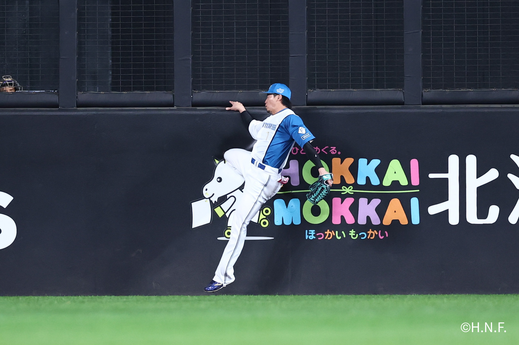 7回表、好守をみせる西川選手