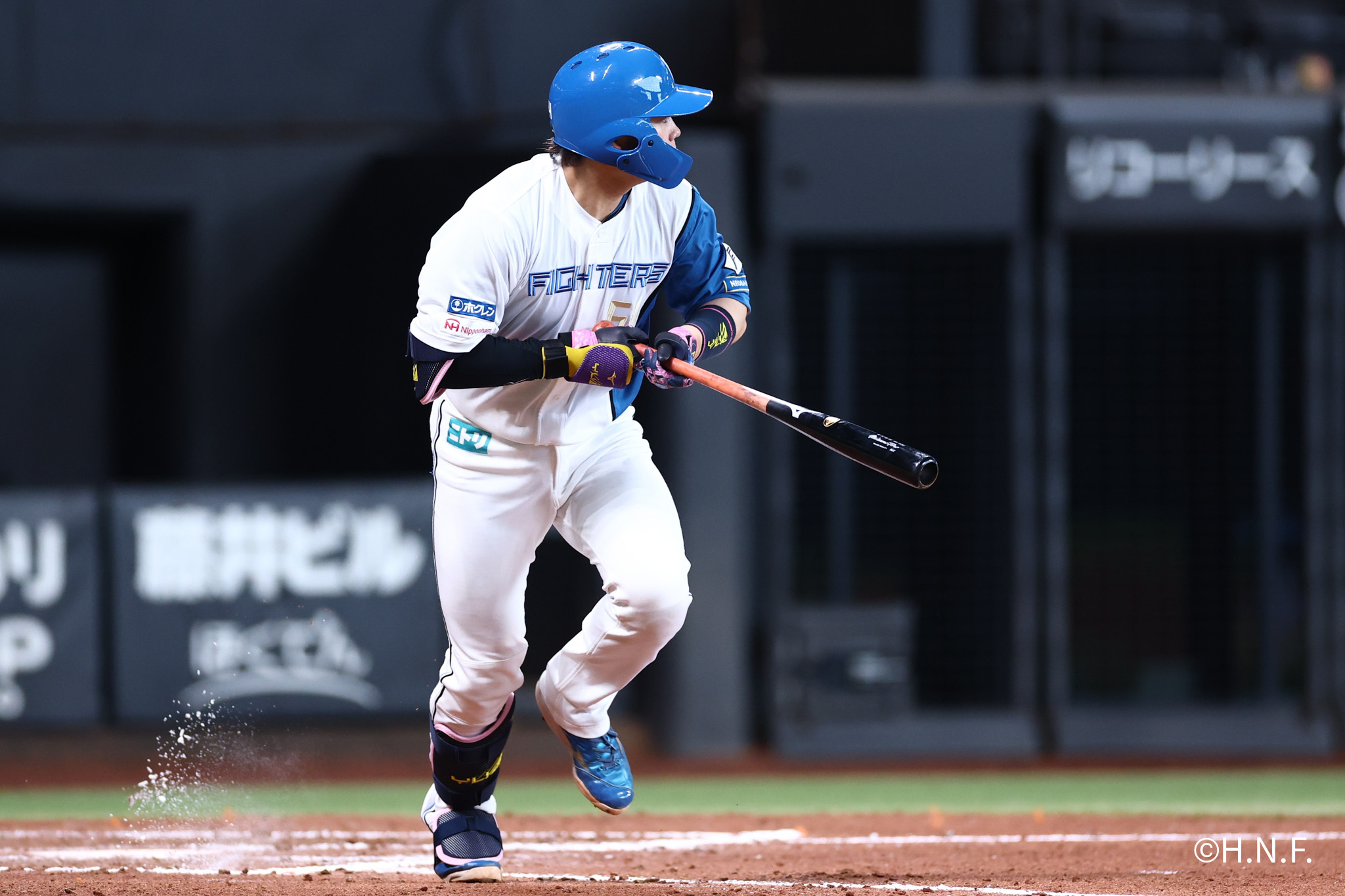 7回裏、レフトへヒットを放つ田宮選手