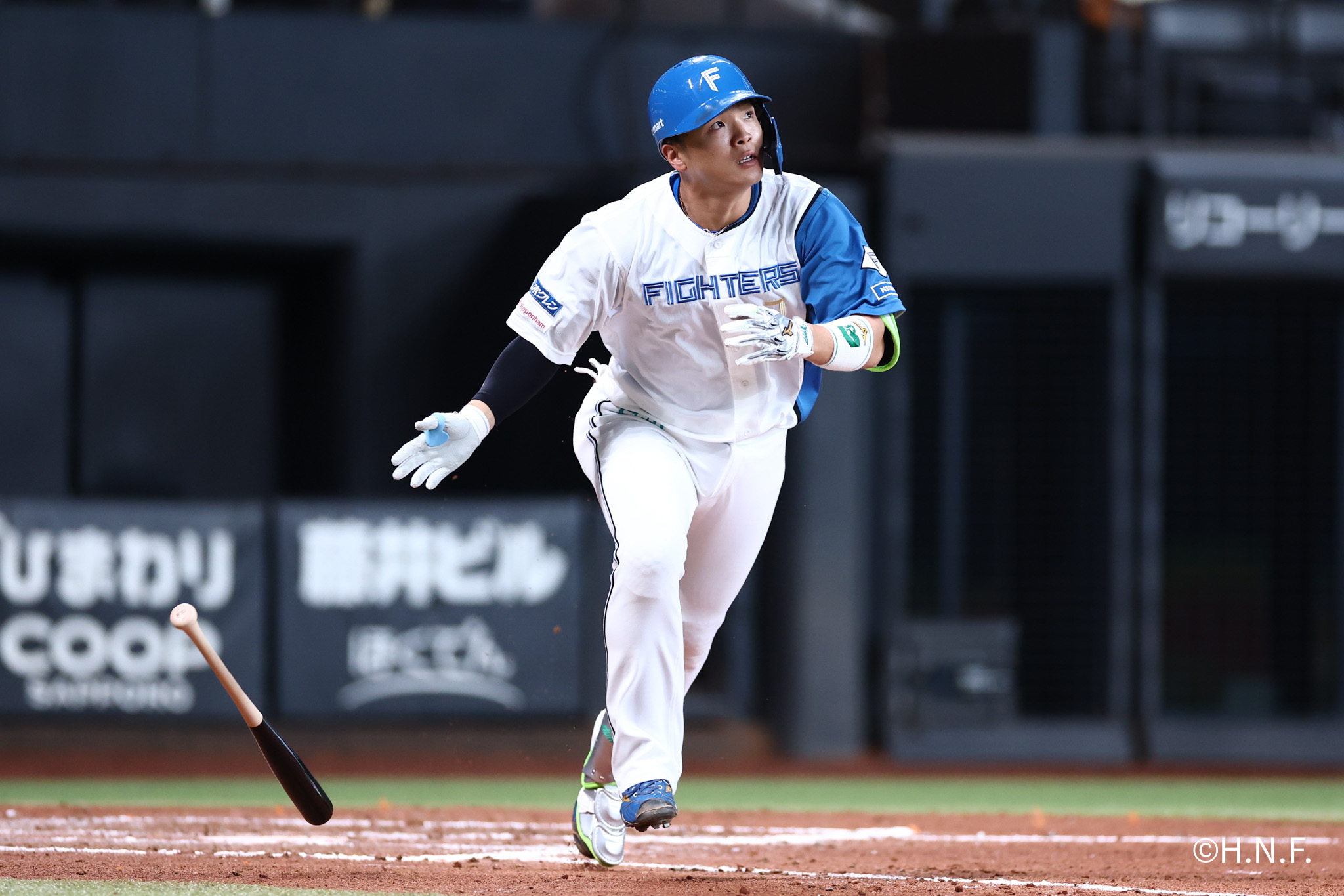 7回裏、代打で二塁打を放つ郡司選手