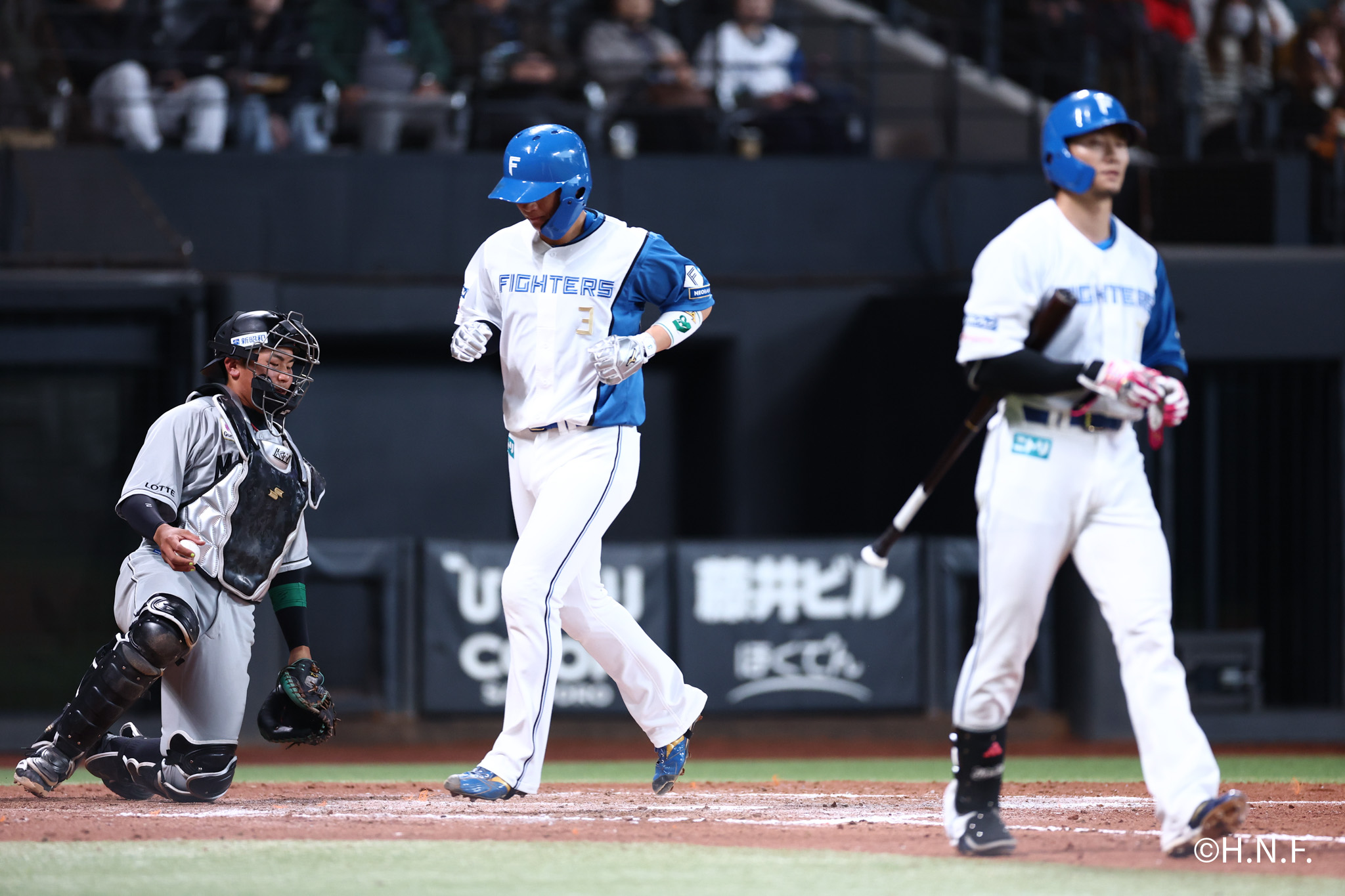 7回裏、生還する郡司選手