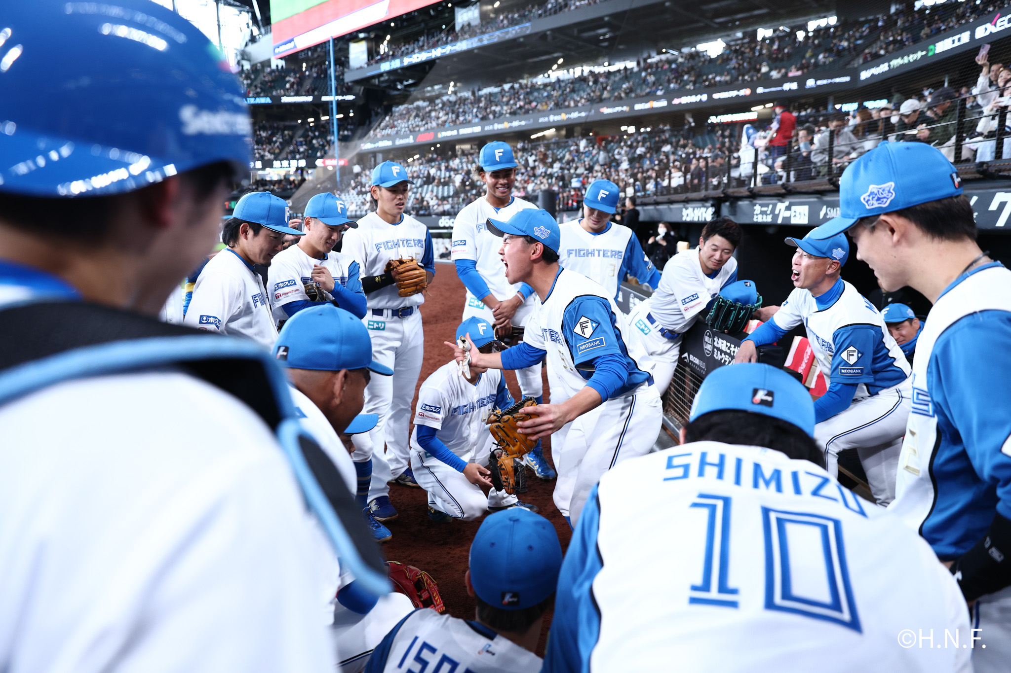 試合前、円陣を組む選手達