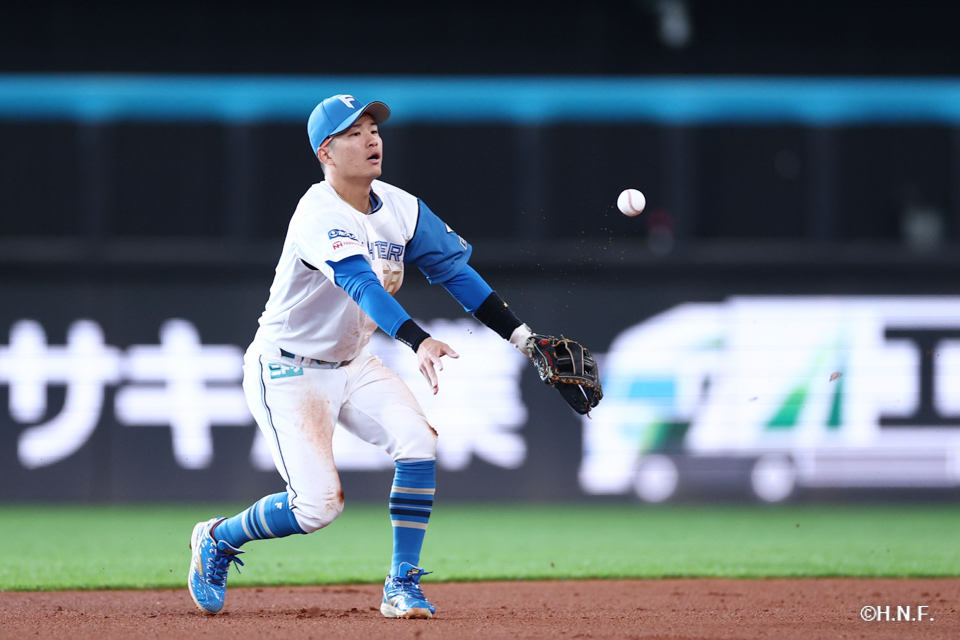 1回表、好守をみせる奈良間選手