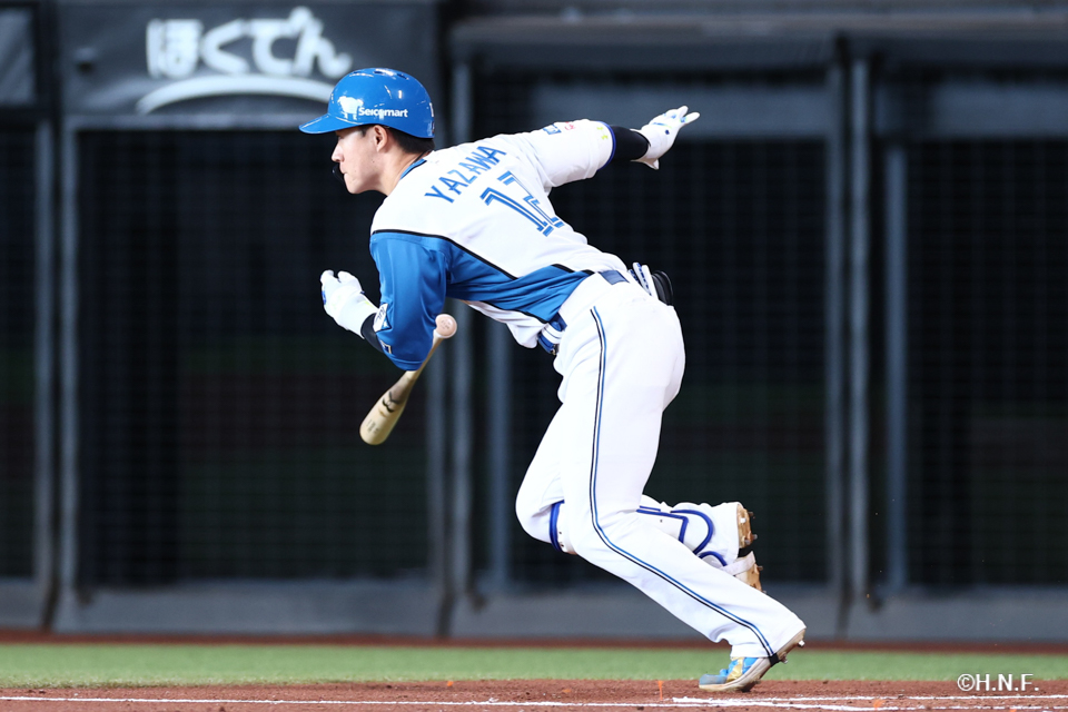 1回裏、ライトへヒットを放った矢澤選手01