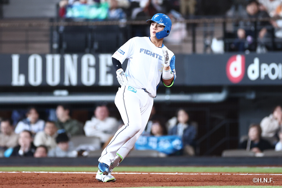 2回裏、センターへヒットを放った郡司選手01