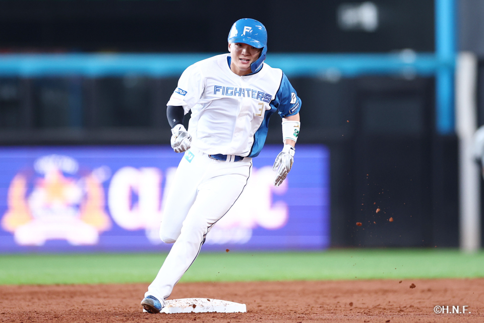 2回裏、センターへヒットを放った郡司選手02