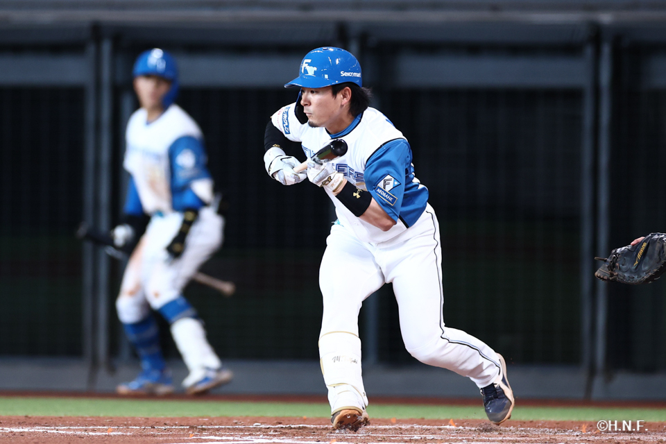 2回裏、スクイズを成功させる水野選手