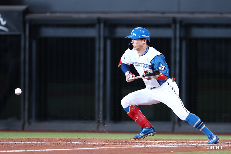 2回裏、スクイズを成功させる五十幡選手