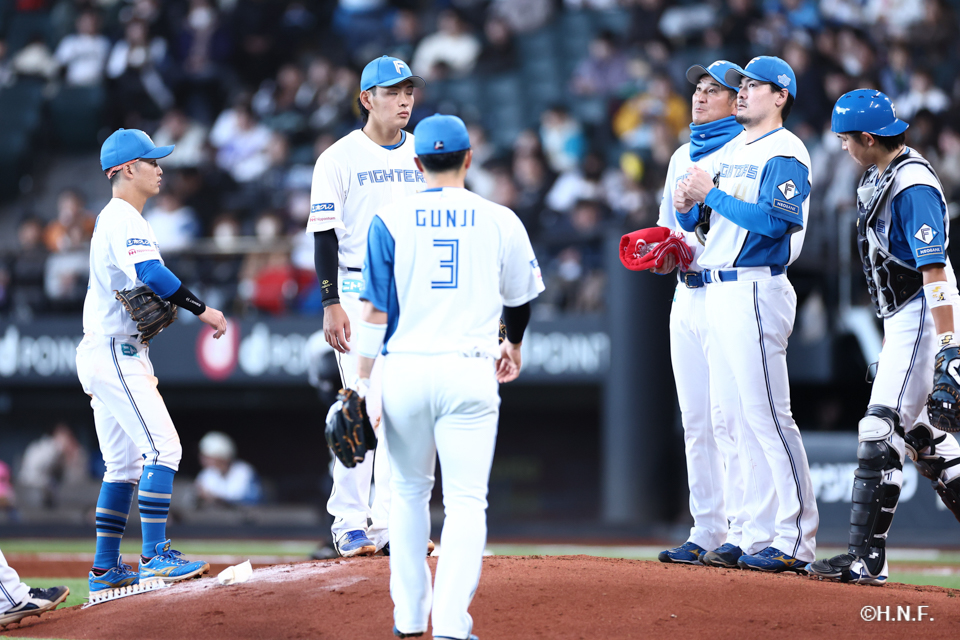 3回表、マウンドに集まる選手達